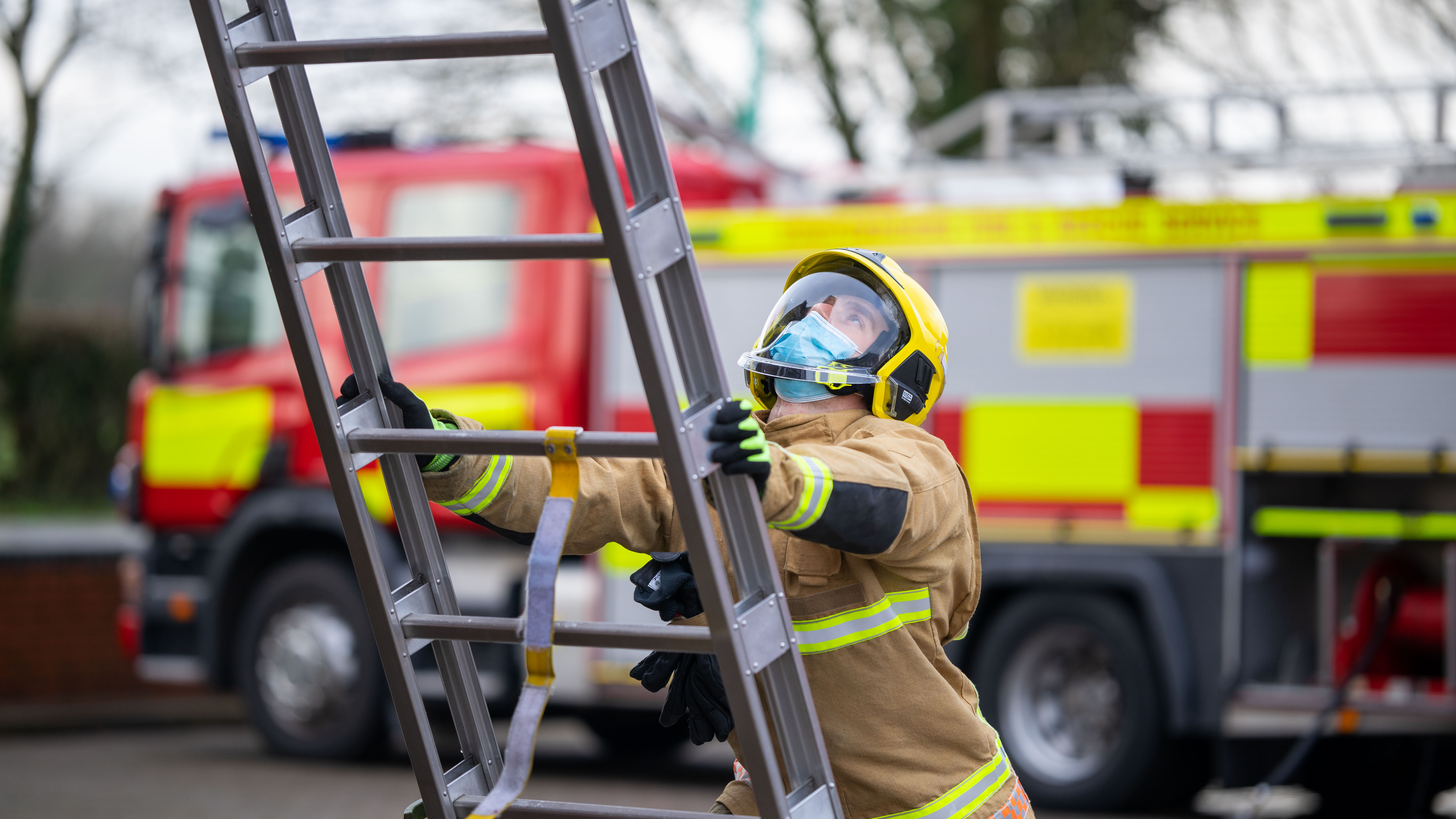 Firefighter positioning ladder